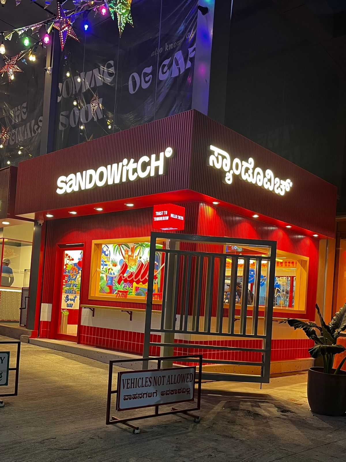 Sandowitch Outside View